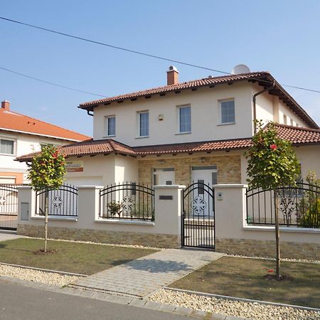 Aura Apartman Hajduszoboszlo Phòng bức ảnh