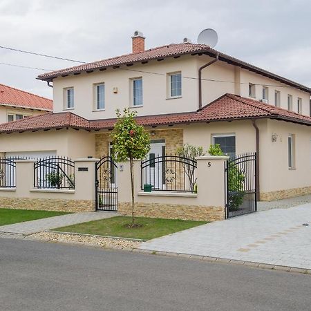 Aura Apartman Hajduszoboszlo Ngoại thất bức ảnh