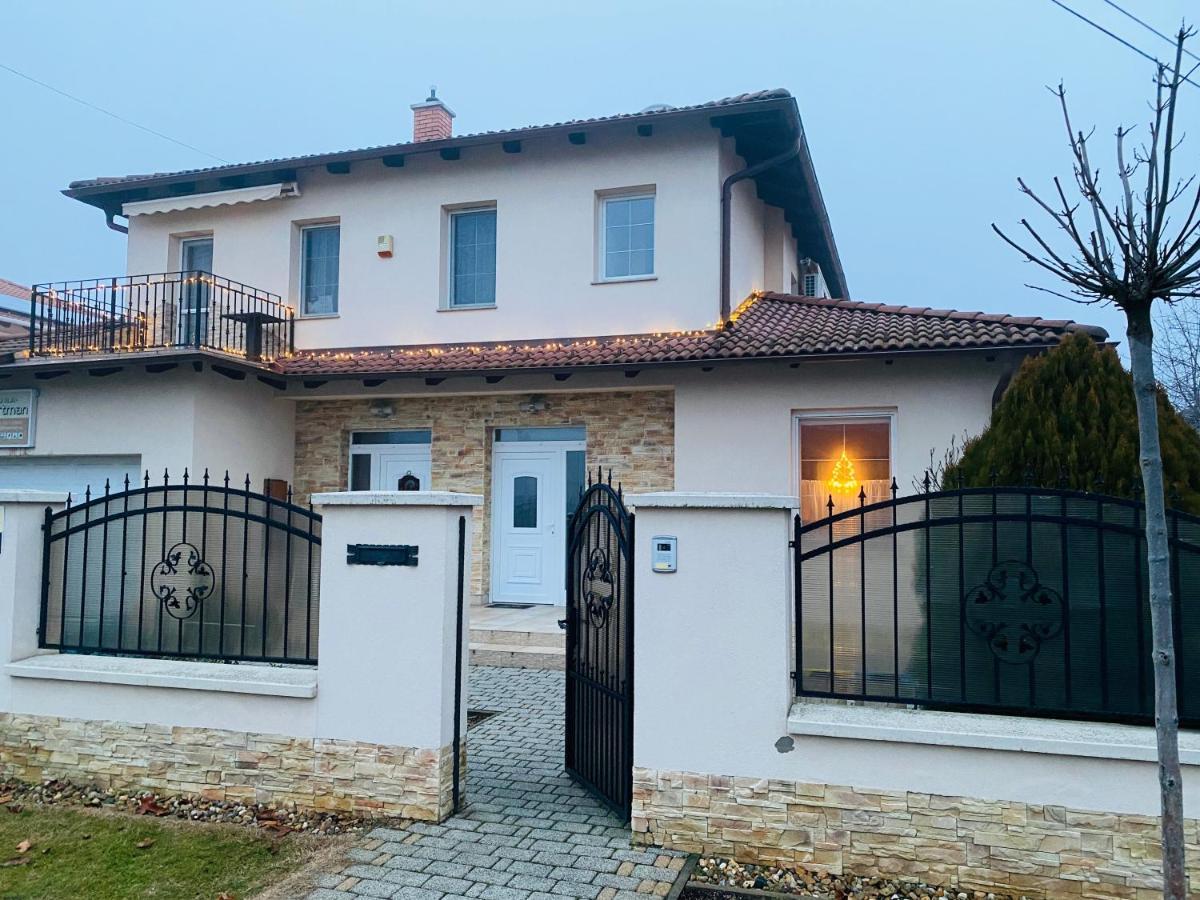 Aura Apartman Hajduszoboszlo Ngoại thất bức ảnh
