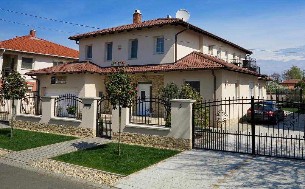 Aura Apartman Hajduszoboszlo Phòng bức ảnh
